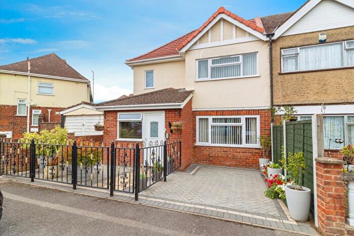 4 Bedroom Semi-Detached House For Sale In Bradvue Crescent, Bradville, Milton Keynes, Buckinghamshire, MK13