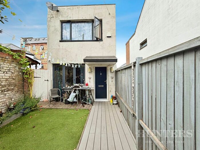 2 Bedroom Detached House For Sale In Bridle Path, Beddington, CR0