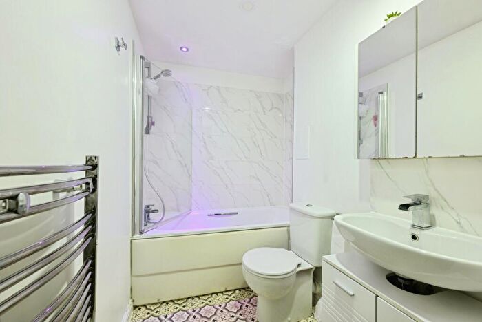 2 Bedroom Flat For Sale In Throwley Way, Sutton, SM1