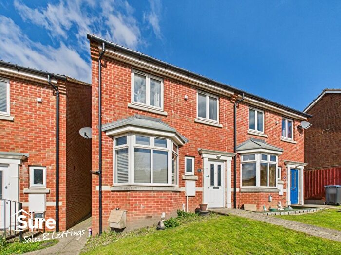 3 Bedroom Semi-Detached House To Rent In Barnacres Road, Hemel Hempstead, Hertfordshire, HP3