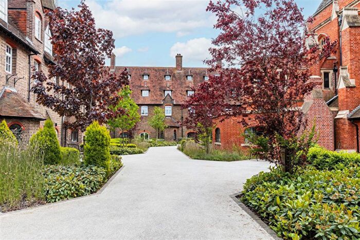 2 Bedroom Flat For Sale In Syresham Gardens, Haywards Heath, RH16