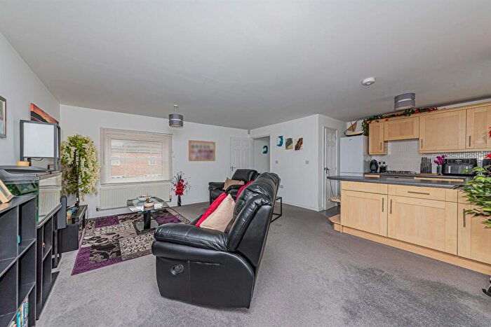 2 Bedroom Apartment To Rent In Victoria Gardens, Wokingham, RG40