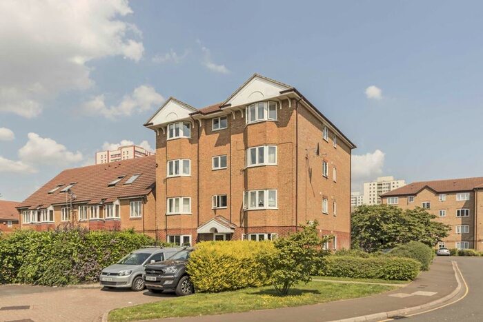 2 Bedroom Flat To Rent In Varsity Drive, Twickenham TW1