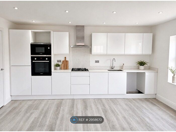 2 Bedroom Flat To Rent In Frontier Court, Woking, GU21