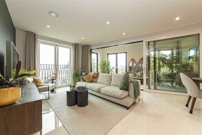 3 Bedroom Flat To Rent In St. Georges Circus, Southwark, SE1