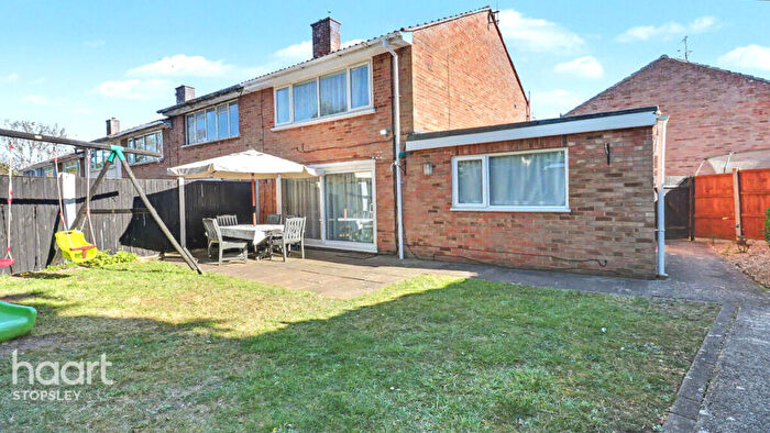 3 Bedroom End Of Terrace House For Sale In Dorel Close, Luton, LU2