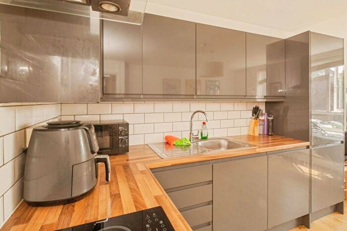 2 Bedroom Flat For Sale In Fawcett Close, London, SW11