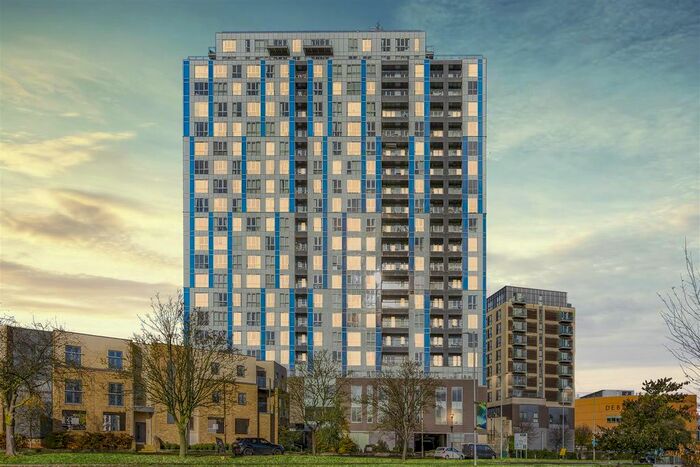 2 Bedroom Flat For Sale In Cotterells, Hemel Hempstead, HP1