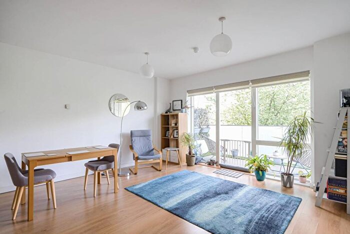 1 Bedroom Flat For Sale In Lakeside Drive, Park Royal, London, NW10