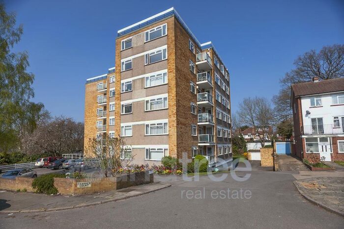 3 Bedroom Flat To Rent In Cranmer Court, Wickliffe Avenue, Finchley Central, N3