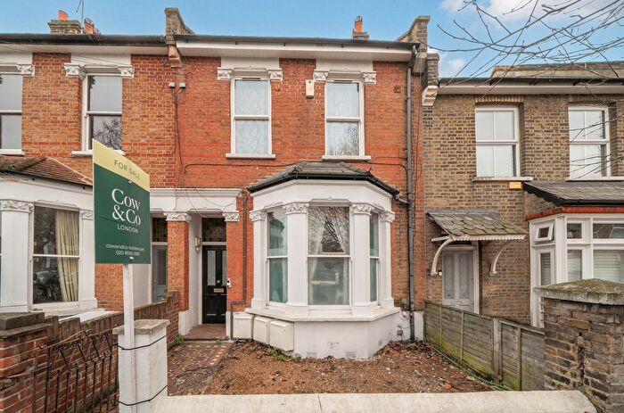 2 Bedroom Flat For Sale In Avenue Road, London, W3