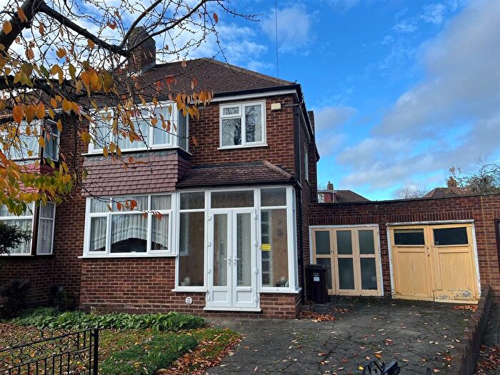 3 Bedroom Semi Detached House For Sale In Arnold Crescent, Isleworth, TW7