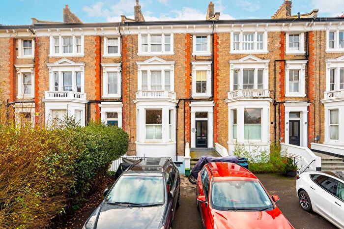 1 Bedroom Flat To Rent In The Barons, St Margarets, Twickenham, TW1
