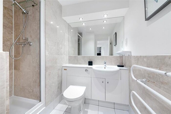 2 Bedroom Apartment To Rent In Lawn House Close, London, E14