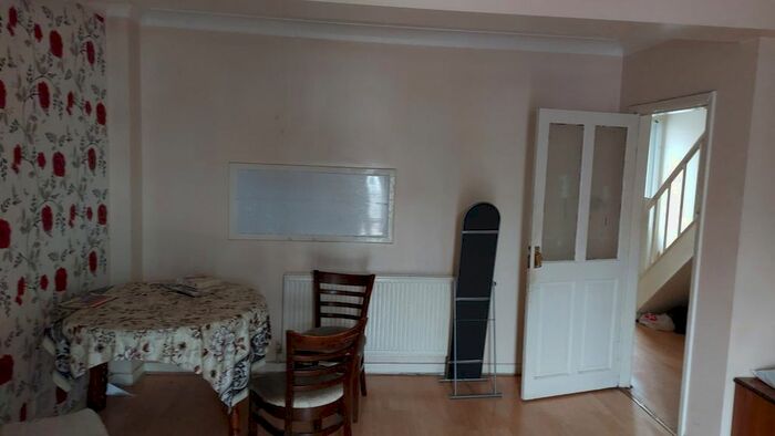 3 Bedroom Flat To Rent In Coldharbour Lane, Hayes UB3