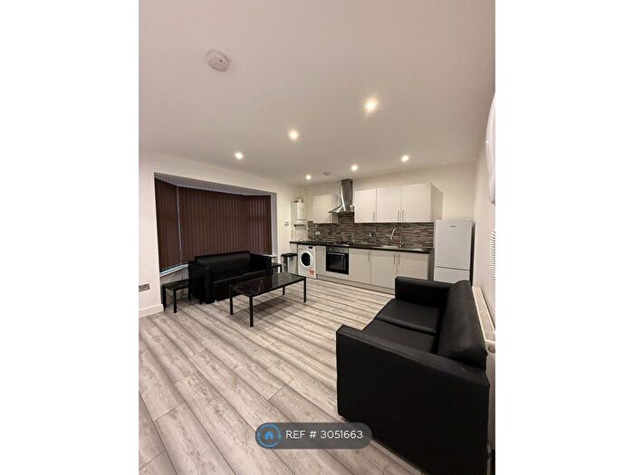 2 Bedroom Flat To Rent In Winchester Avenue, Leicester, LE3