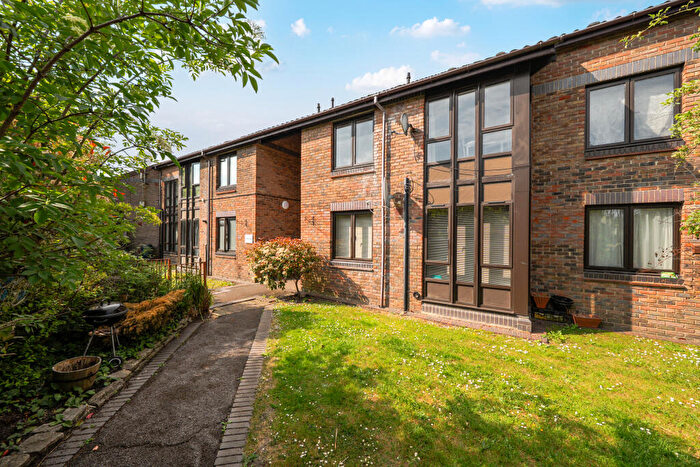 1 Bedroom Maisonette For Sale In Gateway, Weybridge, KT13