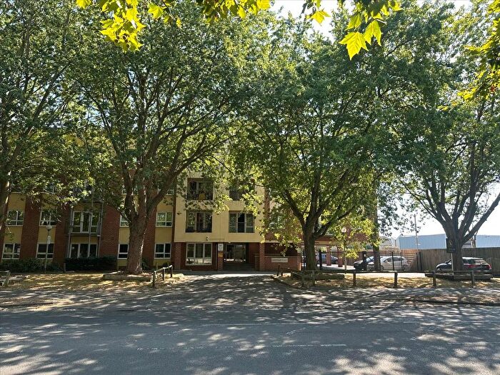 2 Bedroom Flat For Sale In Caversham Place, Richfield Avenue, Reading, Berkshire, RG1