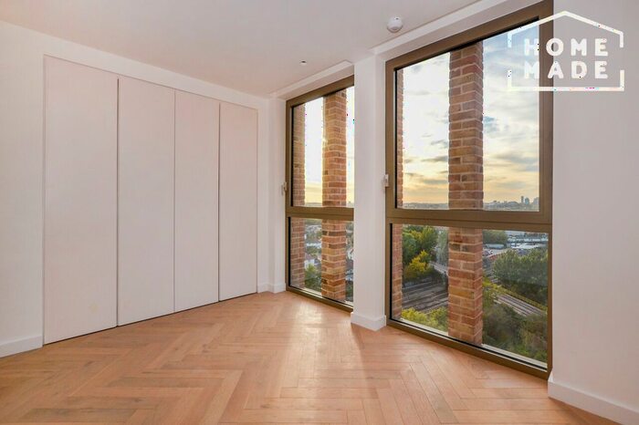 3 Bedroom Flat To Rent In Middle Yard, Dudden Hill Lane, London, NW10