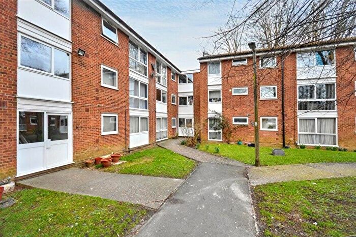 2 Bedroom Flat To Rent In Chalfont Close, Hemel Hempstead, HP2