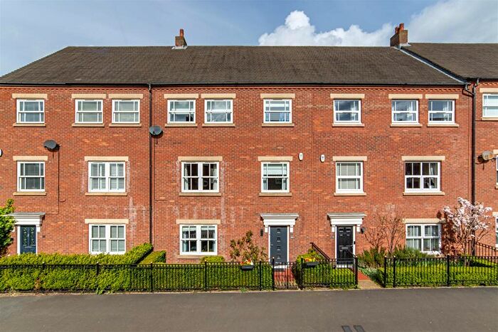 5 Bedroom Town House For Sale In Featherstone Grove, Great Park, NE3