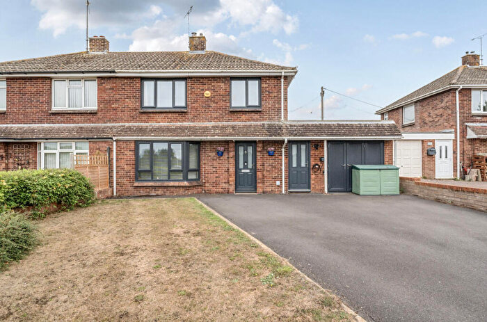 3 Bedroom Semi-Detached House For Sale In Castleview Road, Chiseldon, Swindon, SN4