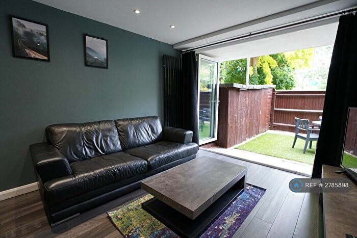 3 Bedroom Flat To Rent In Bullen Street, London, SW11