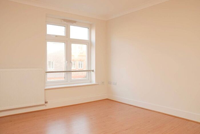 2 Bedroom Flat To Rent In York Road, Woking, GU22