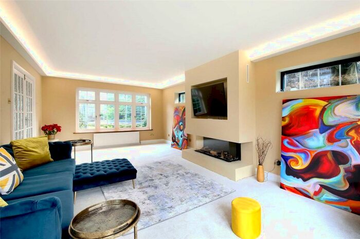 6 Bedroom Detached House To Rent In Green Lane, Burnham, Slough, SL1