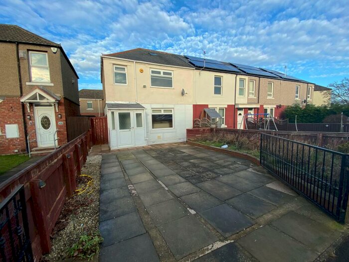 3 Bedroom House To Rent In The Drive, Concord, NE37