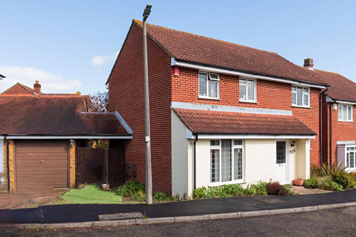 4 Bedroom Detached House For Sale In The Lindens, Loughton, IG10