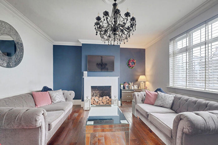 3 Bedroom Apartment For Sale In Pall Mall, Leigh-on-sea, SS9