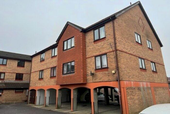 2 Bedroom Flat To Rent In Shillito Road, Poole, BH12