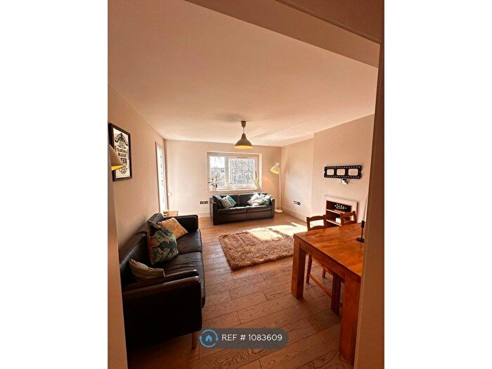 3 Bedroom Flat To Rent In High Trees, London, SW2