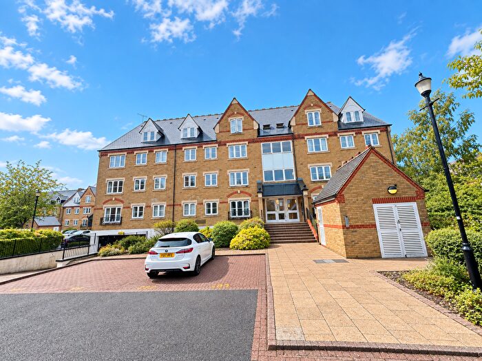 2 Bedroom Flat To Rent In Exeter Close, Watford, Hertfordshire, WD24