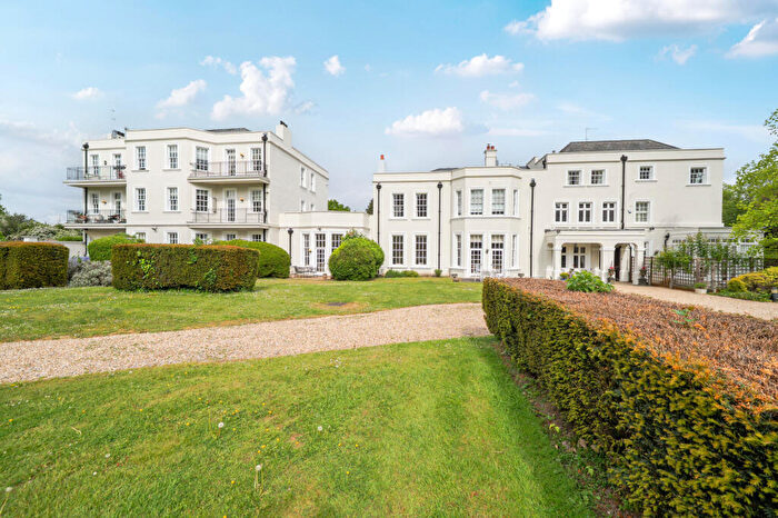 2 Bedroom Flat For Sale In Highfield Hall, St. Albans, AL4