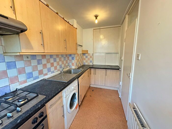 2 Bedroom Flat To Rent In Bow Road, London, E3