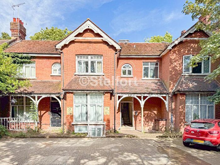 Flat To Rent In Colney Hatch Lane, London, N10