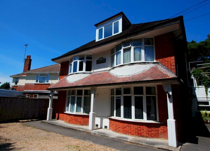 2 Bedroom Flat To Rent In Queens Park Lodge, Queens Park Avenue, BH8