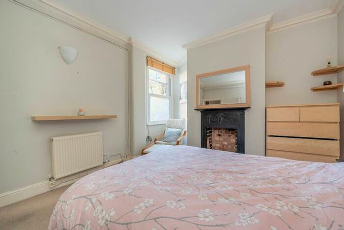 2 Bedroom Flat To Rent In Goldhawk Road, Shepherd's Bush, London, W12