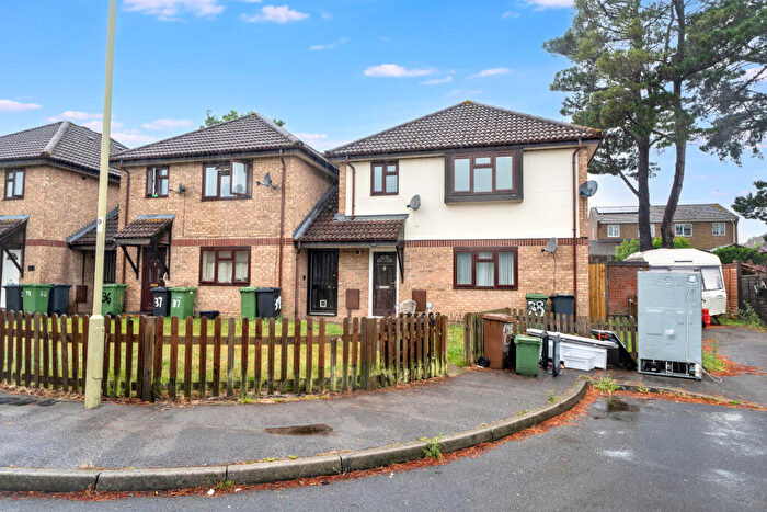 2 Bedroom Flat For Sale In Flat, Loweswater Gardens, Pinewood Village, Bordon, GU35