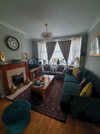 3 Bedroom Semi-Detached House To Rent In Cassiobury Avenue, Feltham, TW14