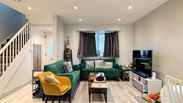 4 Bedroom Property For Sale In Carlisle Avenue, Acton, London, W3