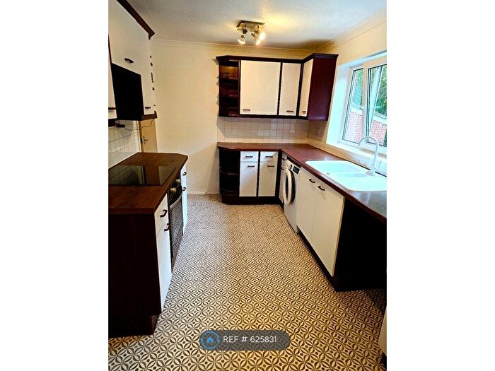 2 Bedroom Flat To Rent In Montague Crescent, Northampton, NN5