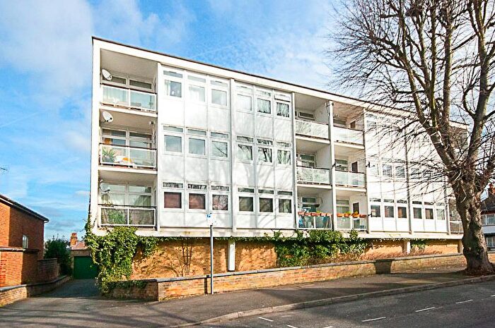 2 Bedroom Apartment For Sale In Warley Mount, Warley, Brentwood, CM14