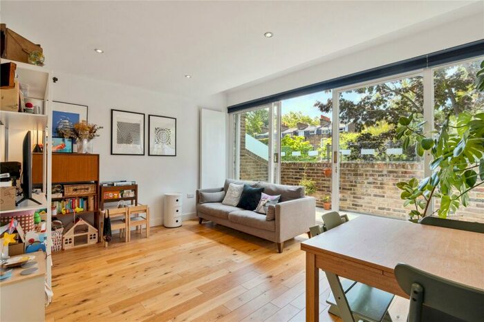2 Bedroom Maisonette To Rent In Lonsdale Place, Barnsbury, N1