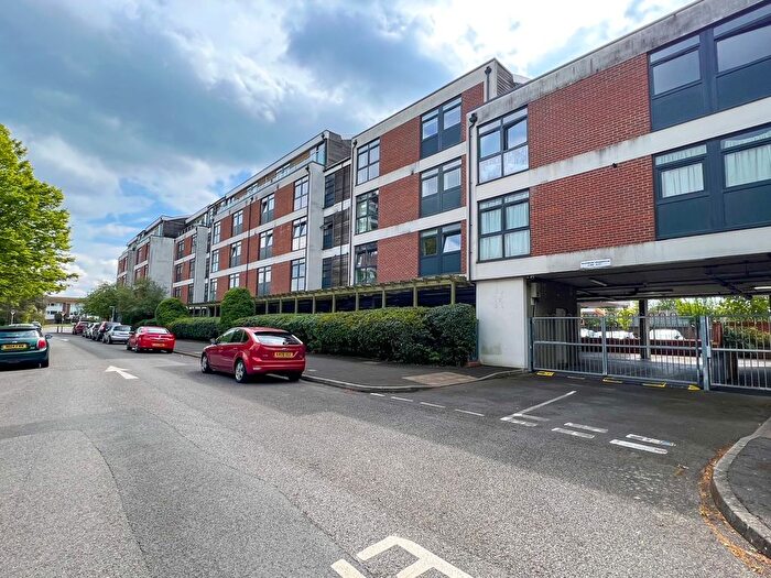 2 Bedroom Flat For Sale In Victoria Avenue, West Molesey, KT8