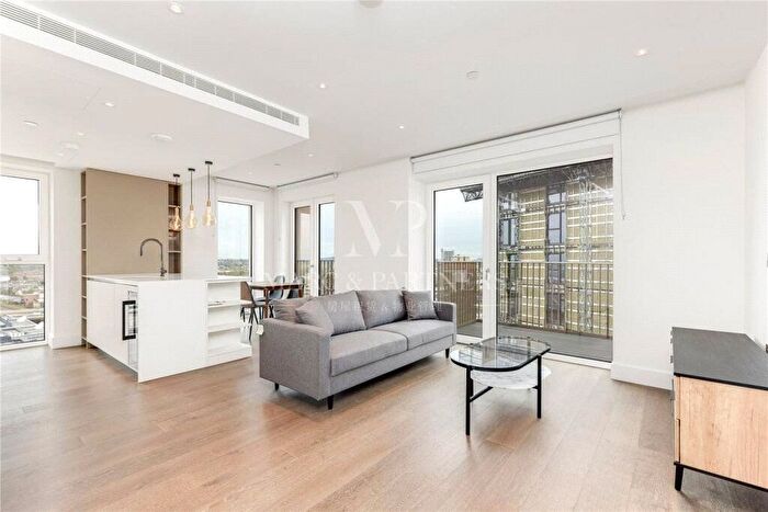 2 Bedroom Flat To Rent In Parkside Apartment, Cascade Way, London, W12