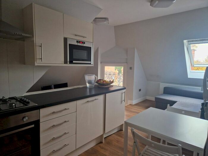 2 Bedroom Flat To Rent In Queens Avenue, London, N21