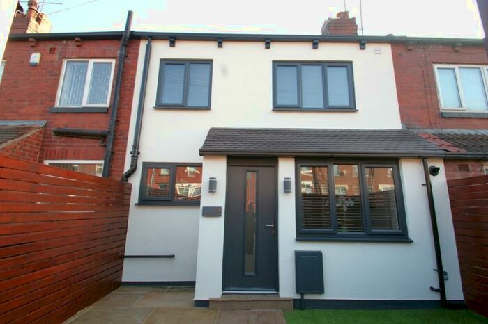 2 Bedroom Terraced House To Rent In Longroyd Place, Leeds, LS11